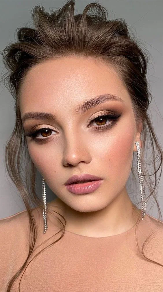 Smokey Eye Fácil: Guia Completo para Iniciantes Smokey Eye Fácil: Guia Completo para Iniciantes