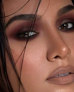 Smokey Eye Fácil: Guia Completo para Iniciantes Smokey Eye Fácil: Guia Completo para Iniciantes