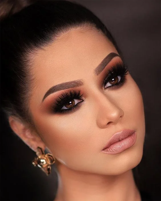 Smokey Eye Fácil: Guia Completo para Iniciantes Smokey Eye Fácil: Guia Completo para Iniciantes